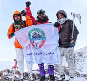 تیمکوهنوردی عقابان هندوکش قلعه ۳۳۵۰ متری سیاهکوه را صعود کردند