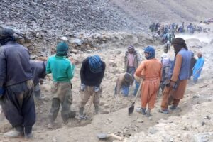 کار ساخت ۱۷ کیلومتر جاده در ولسوالی دولینه غور آغاز شد