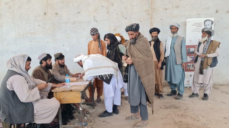 صلیب سرخ به ۶۹۰ کشاورز بادغیسی کمک نقدی کرد